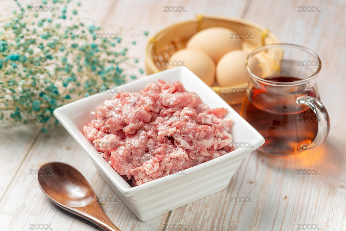 新鮮的豬肉餡擺放在木桌面上旁邊放有調(diào)料（主預(yù)覽-5578316） - 未分類(lèi) - 站酷設(shè)計(jì)師金翅大鵬原創(chuàng)素材 - 站酷ZCOOL