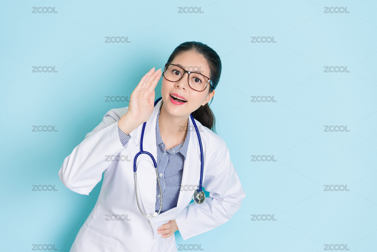 自信专业的女医生面对镜头说话的时候，她站在蓝色墙壁背景且具有良好的医疗信息保密的消息。（主预览-7823680） - 未分类 - 站酷设计师PRImageFactory原创素材 - 站酷ZCOOL