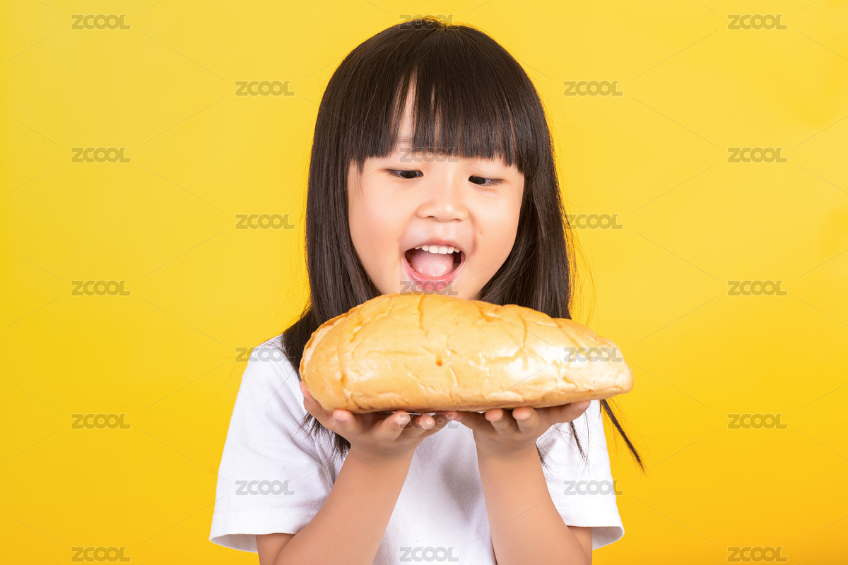 吃面包的小女孩開(kāi)心看著手里的大面包（主預(yù)覽-7522424） - 未分類 - 站酷設(shè)計(jì)師lilyhello原創(chuàng)素材 - 站酷ZCOOL