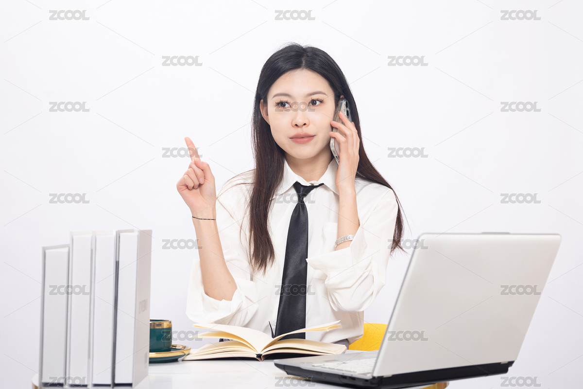 学习桌前年轻女学生在使用手机（主预览-8029713） - 未分类 - 站酷设计师斯梅工原创素材 - 站酷ZCOOL