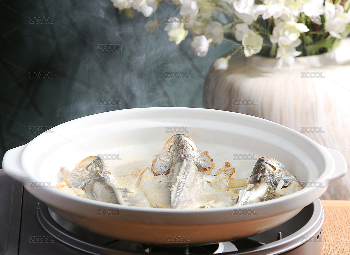 白色砂鍋里冒著熱氣的鹽烤小黃魚，背景上放著一個白色花瓶（主預(yù)覽-8260389） - 未分類 - 站酷設(shè)計師重慶菜譜拍攝原創(chuàng)素材 - 站酷ZCOOL