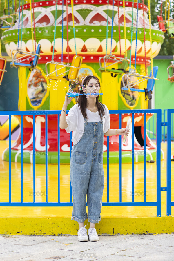 在游樂園里玩吹泡泡的美麗東方女孩（主預(yù)覽-8431386） - 未分類 - 站酷設(shè)計師西木叔叔原創(chuàng)素材 - 站酷ZCOOL