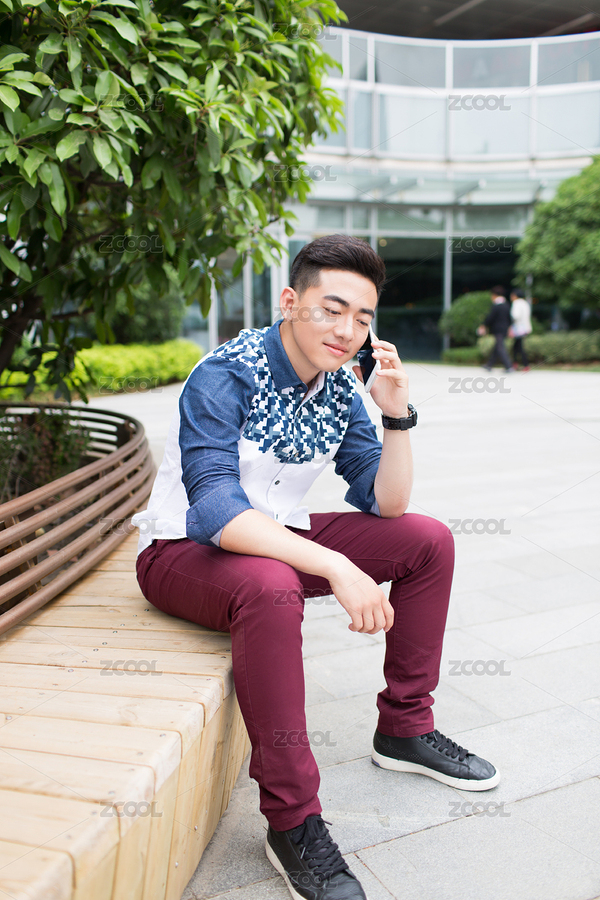 商務人士坐在室外長椅上，使用移動電話（主預覽-8169585） - 未分類 - 站酷設計師FAT67原創(chuàng)素材 - 站酷ZCOOL