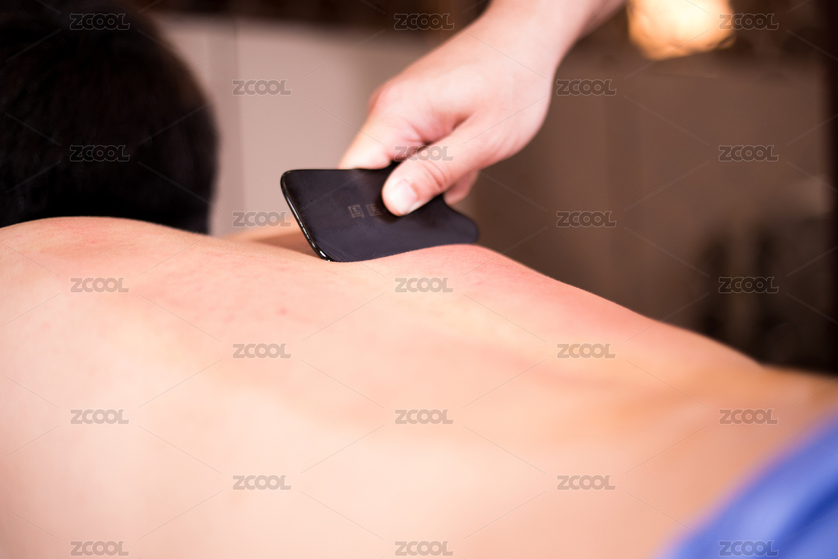 技師的手里握著刮痧板正向刮痧（主預(yù)覽-5879877） - 未分類(lèi) - 站酷設(shè)計(jì)師simon54原創(chuàng)素材 - 站酷ZCOOL