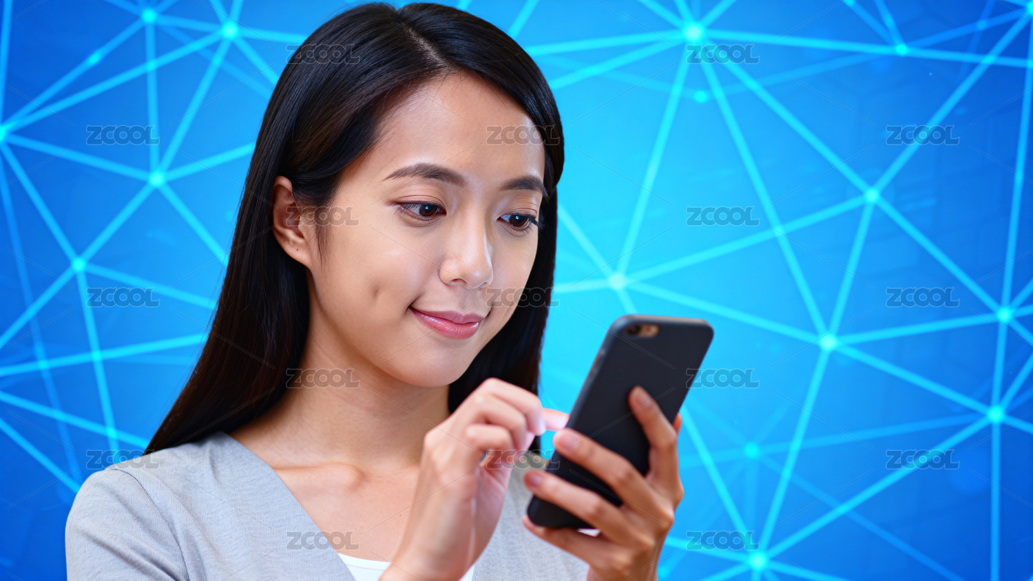 女子专注手机屏幕微笑