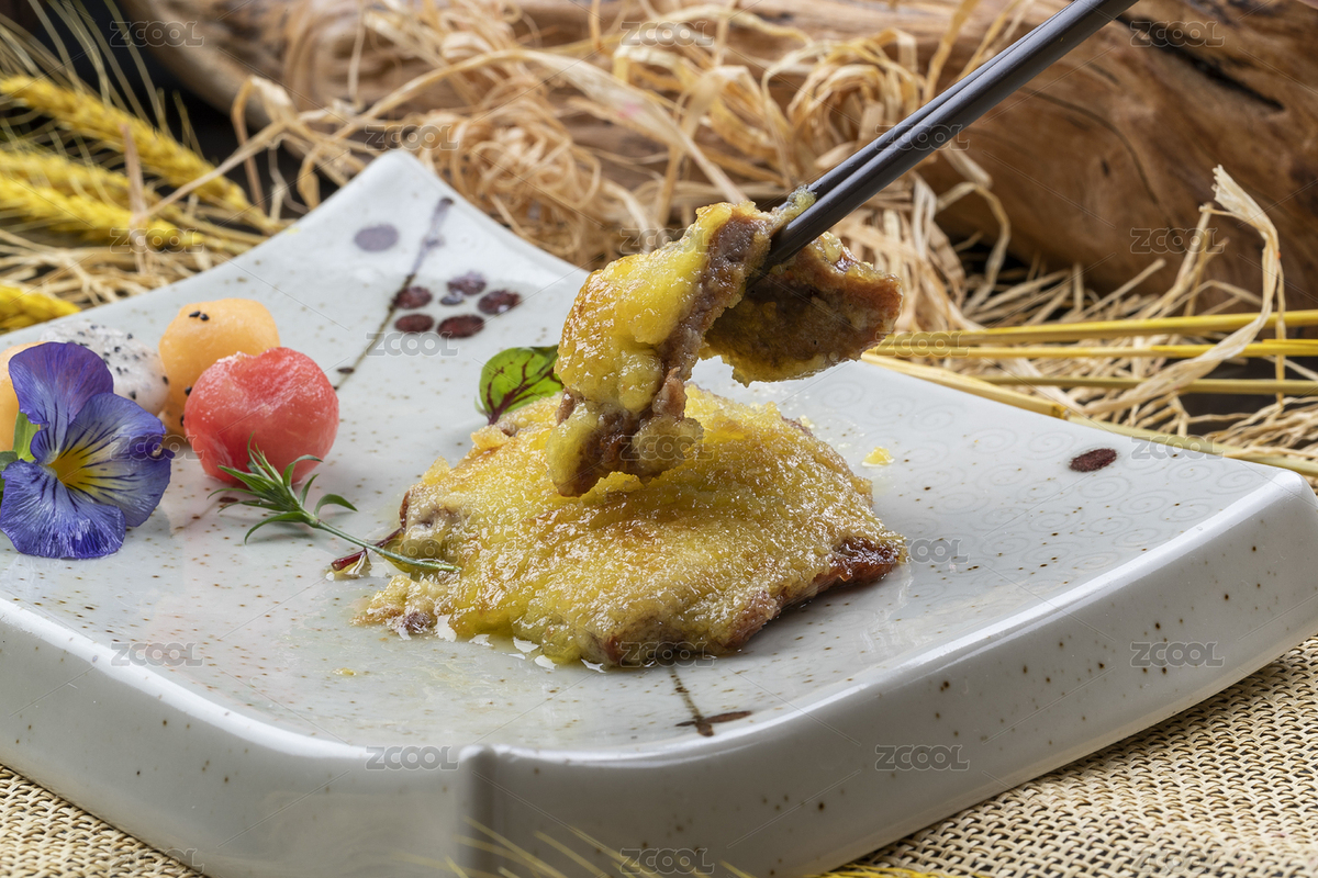 青色瓷盤裝的黃金炸豬排擺放在麻布墊子上（主預(yù)覽-6163252） - 未分類 - 站酷設(shè)計(jì)師藍(lán)太陽TNT原創(chuàng)素材 - 站酷ZCOOL