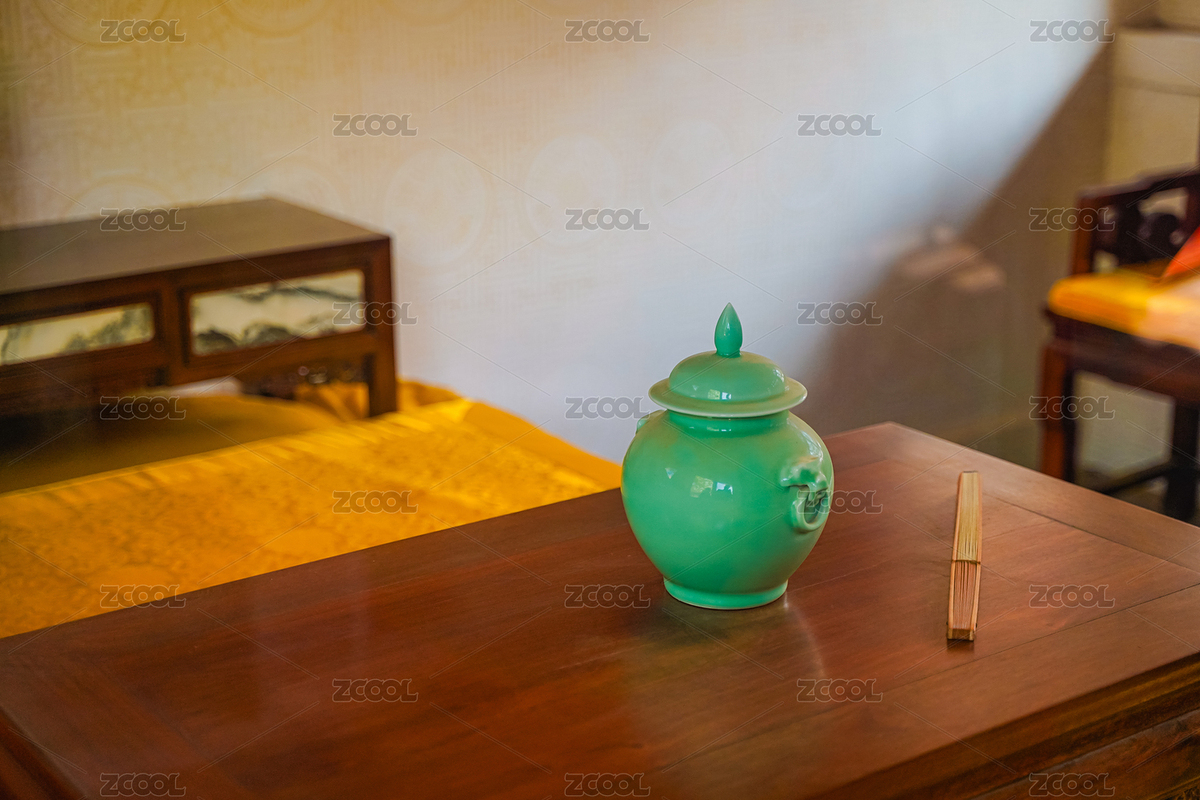 中式房間內(nèi)桌上擺放的瓷器和折扇（主預(yù)覽-12675066） - 未分類 - 站酷設(shè)計(jì)師拾海月原創(chuàng)素材 - 站酷ZCOOL