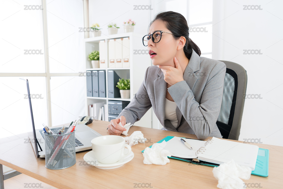 優(yōu)雅迷人的女業(yè)務(wù)經(jīng)理在辦公室工作的感覺喉嚨疼痛，當(dāng)她得到流感疾病問題。（主預(yù)覽-3955835） - 未分類 - 站酷設(shè)計(jì)師PRImageFactory原創(chuàng)素材 - 站酷ZCOOL