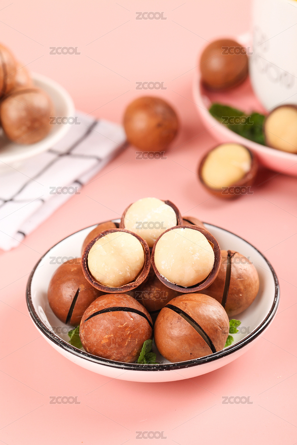 粉底上放著一盤(pán)澳洲堅(jiān)果和夏威夷果果仁（主預(yù)覽-5004255） - 未分類 - 站酷設(shè)計(jì)師PAOPAO攝影工作室原創(chuàng)素材 - 站酷ZCOOL