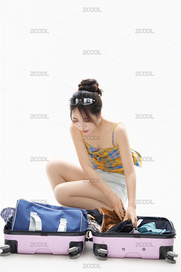 影棚拍攝收拾行李箱的青年女性形象（主預(yù)覽-12002593） - 未分類 - 站酷設(shè)計(jì)師藍(lán)太陽(yáng)TNT原創(chuàng)素材 - 站酷ZCOOL
