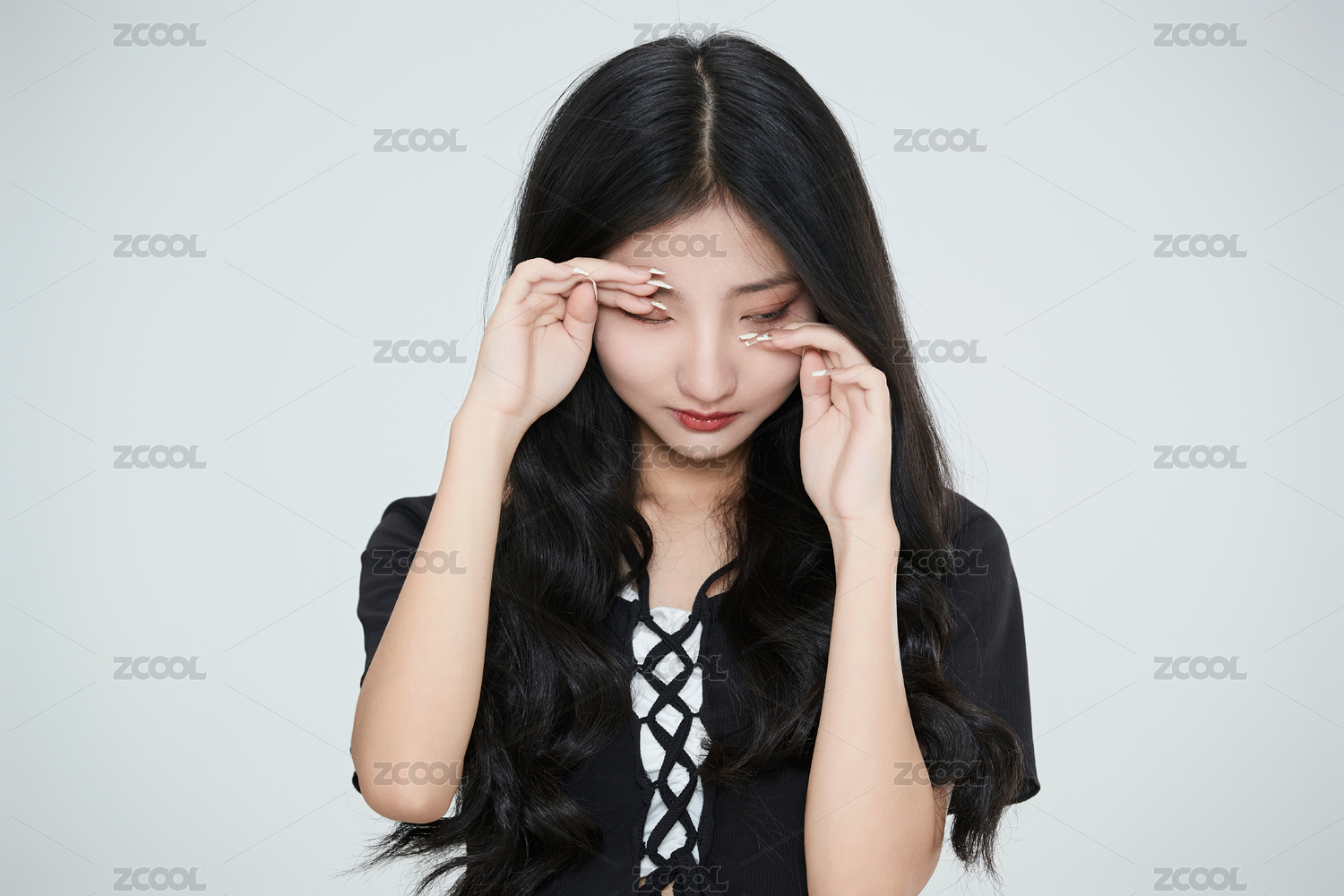白色背景下做各种面部表情的可爱亚洲少女