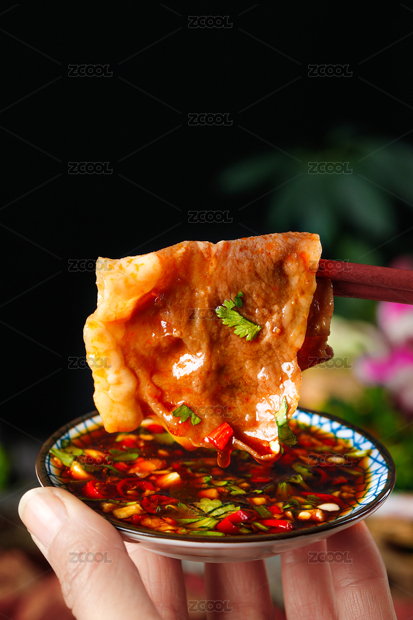 筷子夾起一片熟肉卷放到碟子里蘸醬（主預(yù)覽-8307965） - 未分類 - 站酷設(shè)計師PAOPAO攝影工作室原創(chuàng)素材 - 站酷ZCOOL