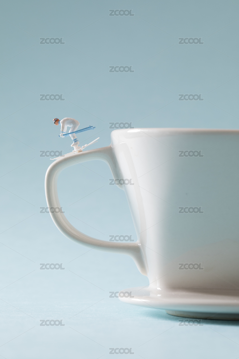 手冲咖啡壶coffee beans with coffee powder on blue background Coffee pot