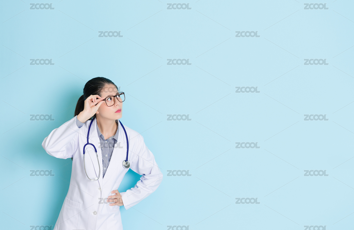 漂亮的女認(rèn)真醫(yī)院的醫(yī)生拿著眼鏡看醫(yī)學(xué)空白區(qū)域孤立的思維藍(lán)色墻背景的健康問(wèn)題。（主預(yù)覽-3892441） - 未分類 - 站酷設(shè)計(jì)師PRImageFactory原創(chuàng)素材 - 站酷ZCOOL