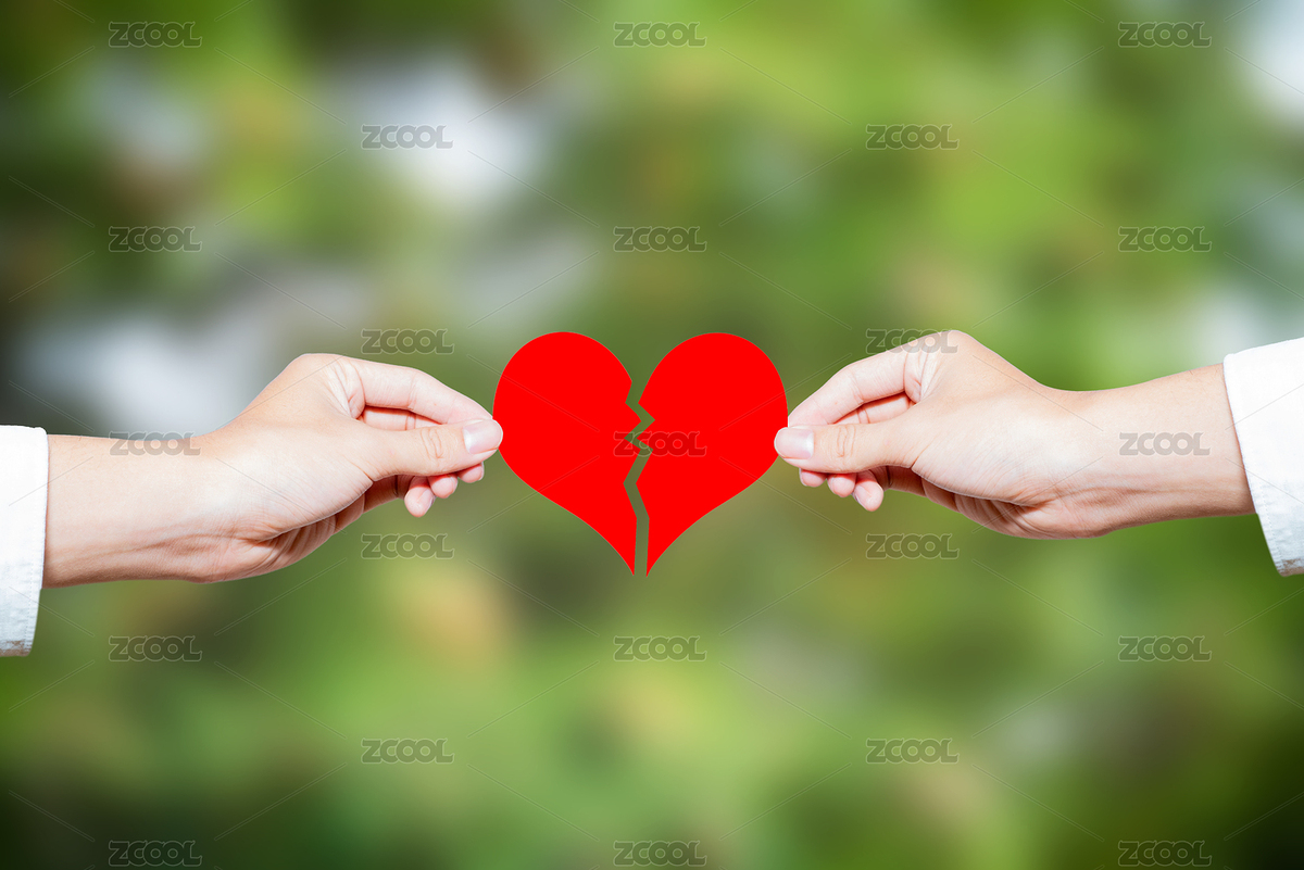 兩個人手拿著破裂的心象征著分手分開離婚婚姻愛情破碎概念（主預(yù)覽-5849921） - 未分類 - 站酷設(shè)計師D123D4原創(chuàng)素材 - 站酷ZCOOL