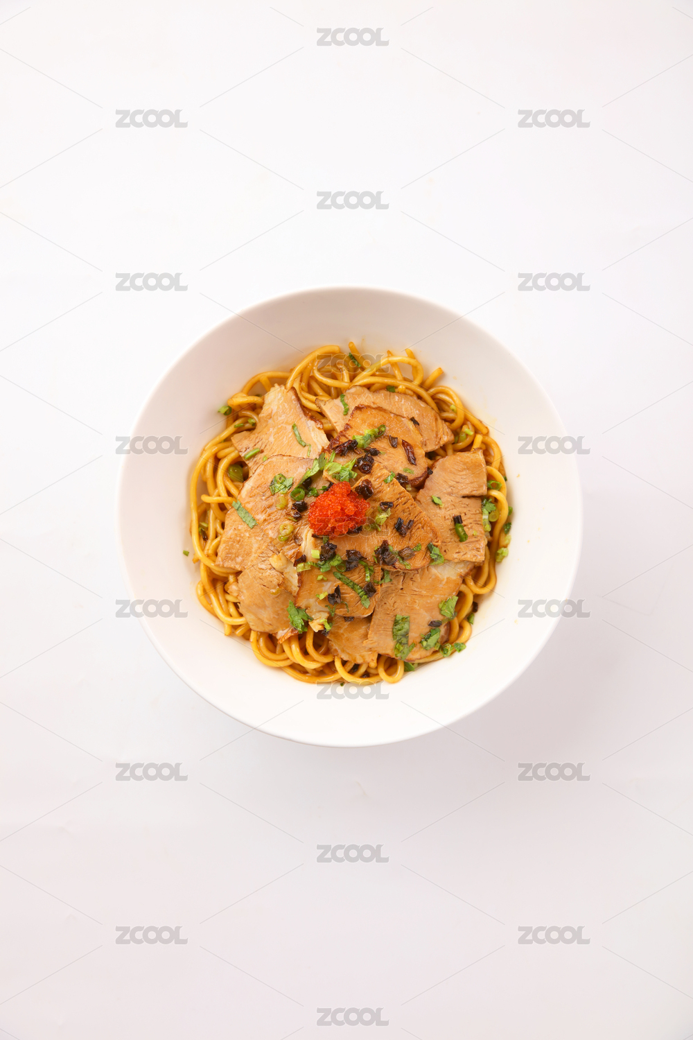 美食摄影白底图-卤肉拌面