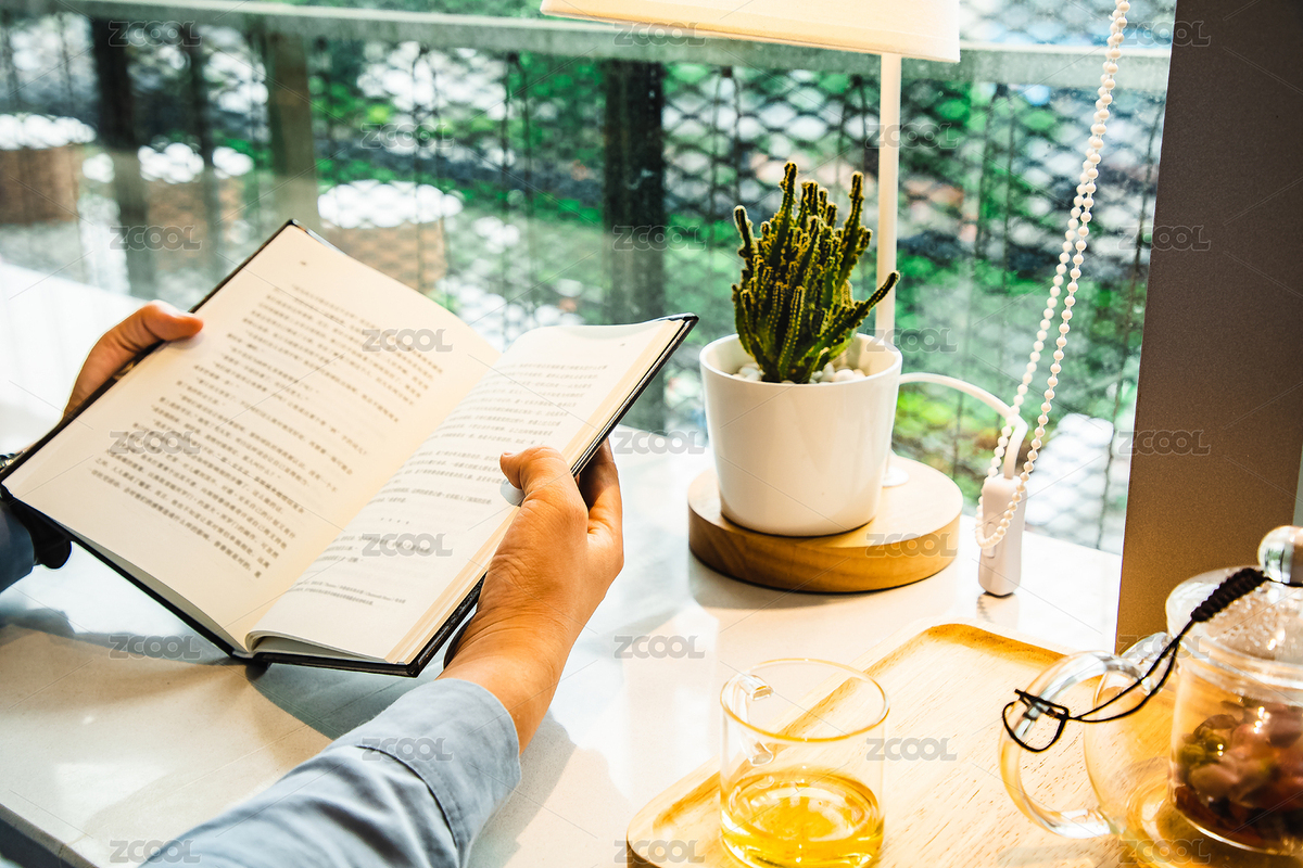 特寫(xiě)女性雙手翻開(kāi)一本書(shū)閱讀桌上放著一壺花茶和茶杯（主預(yù)覽-6385683） - 未分類 - 站酷設(shè)計(jì)師KilitoChan原創(chuàng)素材 - 站酷ZCOOL