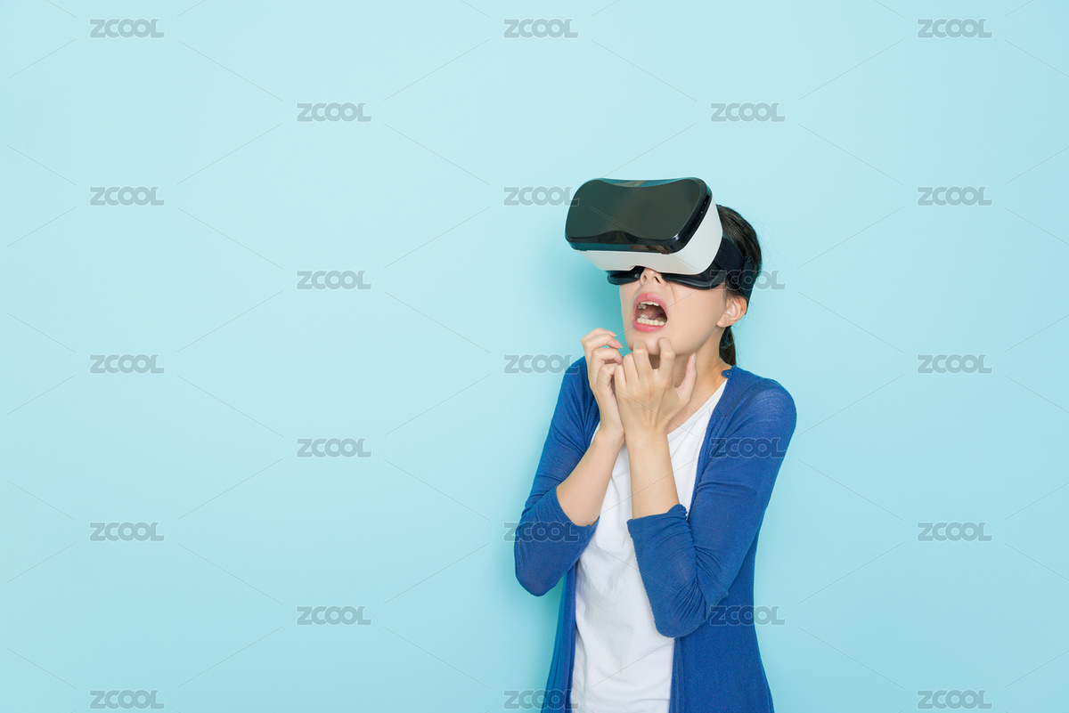 年輕漂亮的女孩穿著服飾制衣觀看VR設(shè)備3D圖像視頻和站在藍色背景的感覺太可怕了。（主預(yù)覽-7326824） - 未分類 - 站酷設(shè)計師PRImageFactory原創(chuàng)素材 - 站酷ZCOOL