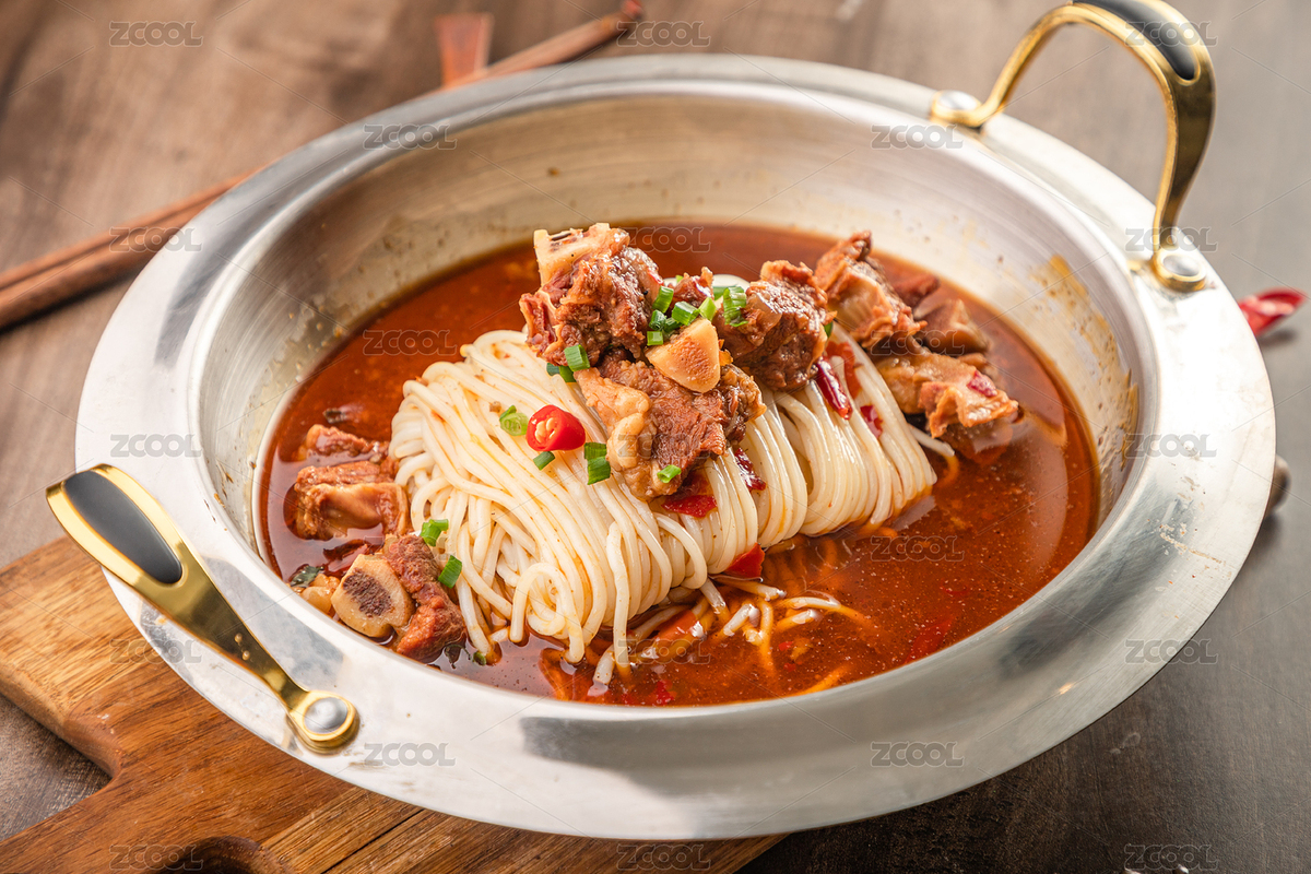 棕色木紋板上放著一盆紅燒排骨米粉（主預(yù)覽-6793528） - 未分類 - 站酷設(shè)計(jì)師濤麟攝影原創(chuàng)素材 - 站酷ZCOOL