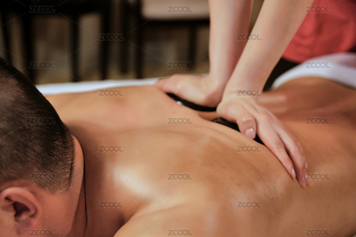 專業(yè)的按摩技師為顧客進行玉石推拿（主預覽-7220462） - 未分類 - 站酷設計師藍太陽TNT原創(chuàng)素材 - 站酷ZCOOL