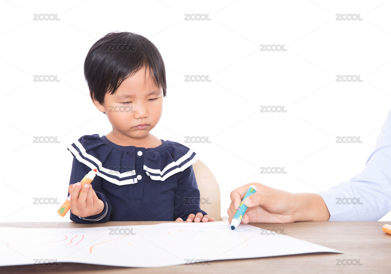 小孩子在老师的指导下认真学习绘画课
