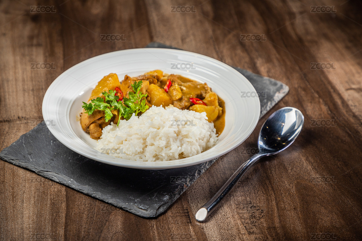 棕色木紋桌上放著一盤咖喱雞肉米飯（主預(yù)覽-2229458） - 未分類 - 站酷設(shè)計師濤麟攝影原創(chuàng)素材 - 站酷ZCOOL