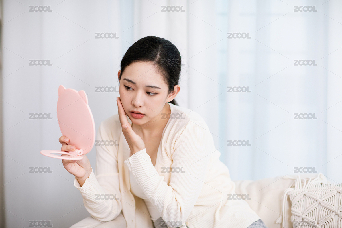 年輕女孩坐在沙發(fā)上照鏡子（主預(yù)覽-8541965） - 未分類 - 站酷設(shè)計(jì)師今天喝咖啡了嗎原創(chuàng)素材 - 站酷ZCOOL