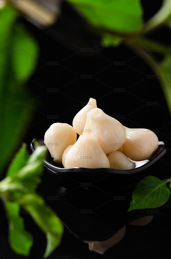 盤子里放著傳統(tǒng)美食腌蒜頭（主預(yù)覽-9403693） - 未分類 - 站酷設(shè)計(jì)師今日吃魚原創(chuàng)素材 - 站酷ZCOOL