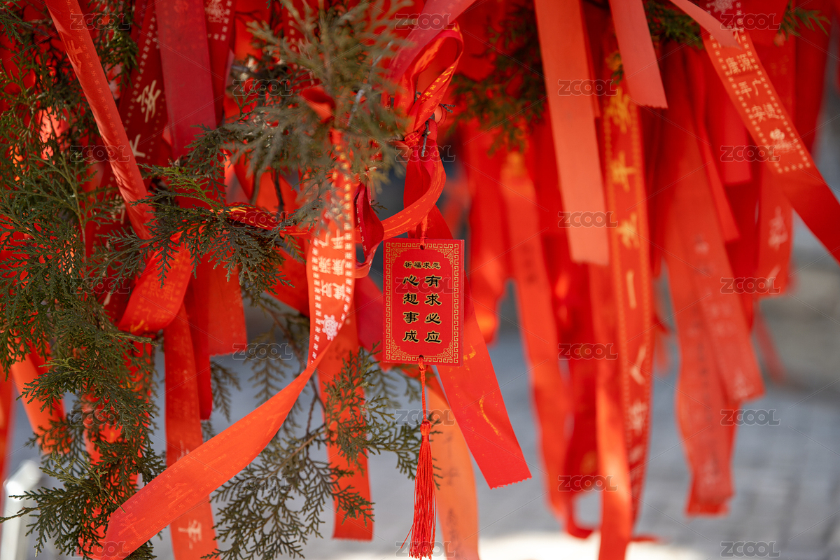 樹上懸掛的祈福紅絲帶（主預(yù)覽-9429602） - 未分類 - 站酷設(shè)計(jì)師Foto貓?jiān)瓌?chuàng)素材 - 站酷ZCOOL