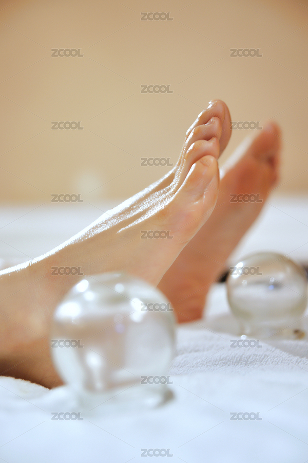 專業(yè)的足療技師為顧客做足底火罐（主預(yù)覽-5046085） - 未分類 - 站酷設(shè)計(jì)師藍(lán)太陽(yáng)TNT原創(chuàng)素材 - 站酷ZCOOL