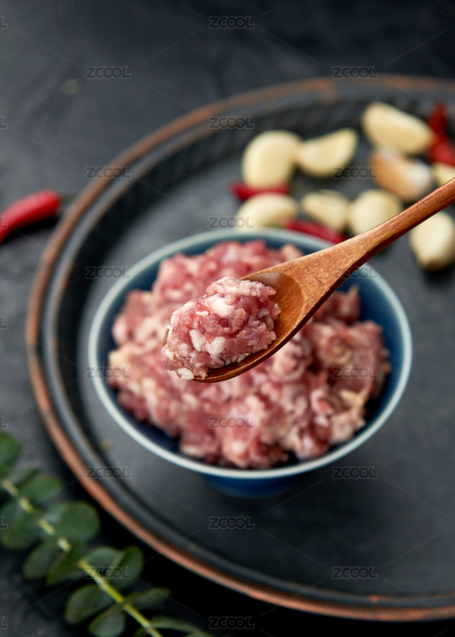 深色背景上擺放的豬肉餡（主預(yù)覽-2364337） - 未分類 - 站酷設(shè)計師密斯楊攝影原創(chuàng)素材 - 站酷ZCOOL