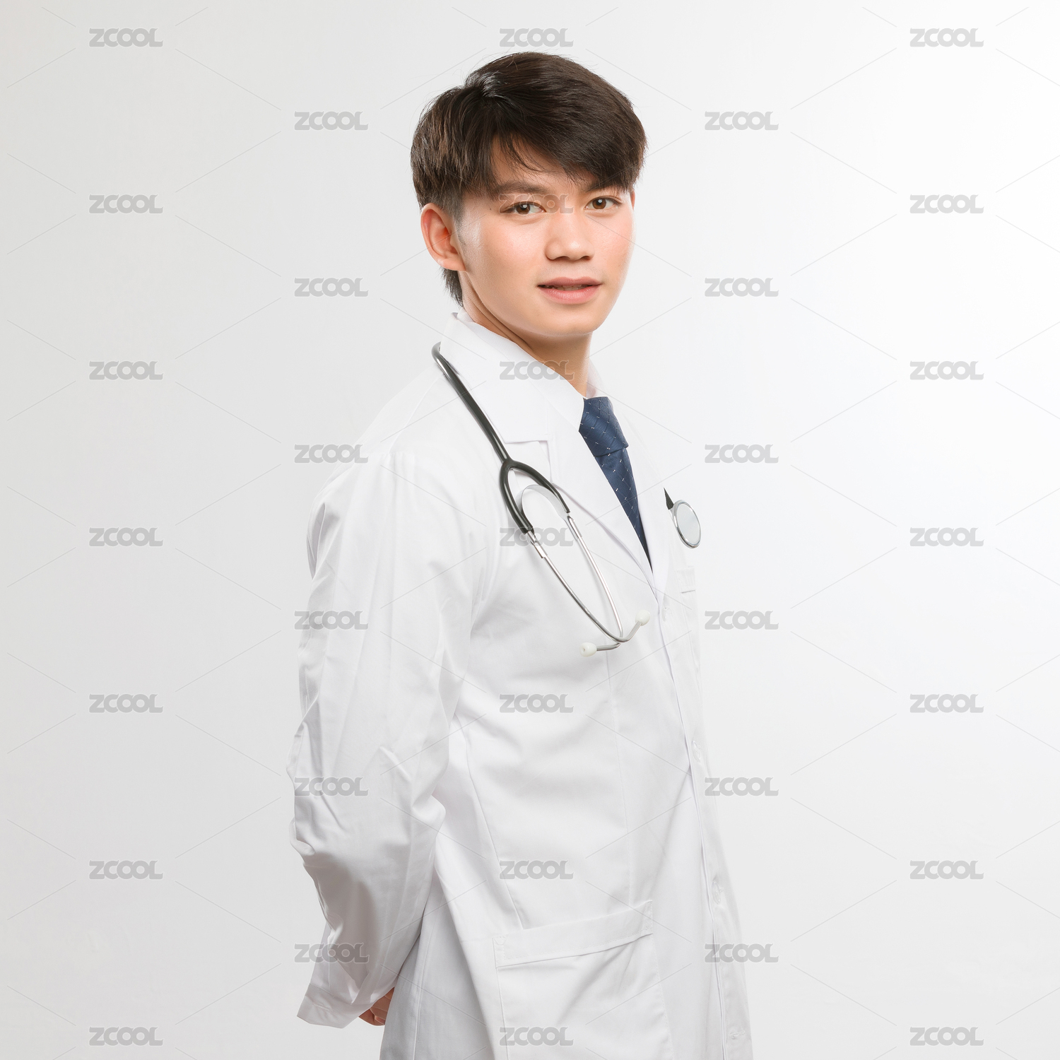 白色背景里的亚洲年轻男医生