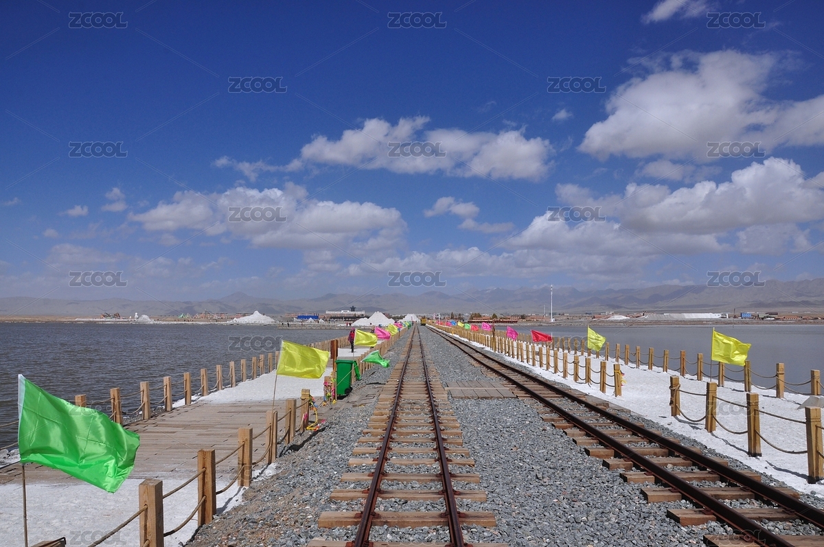 藍(lán)天下茶卡鹽湖的湖面小橋和鐵路（主預(yù)覽-8940431） - 未分類 - 站酷設(shè)計師王大錘888原創(chuàng)素材 - 站酷ZCOOL