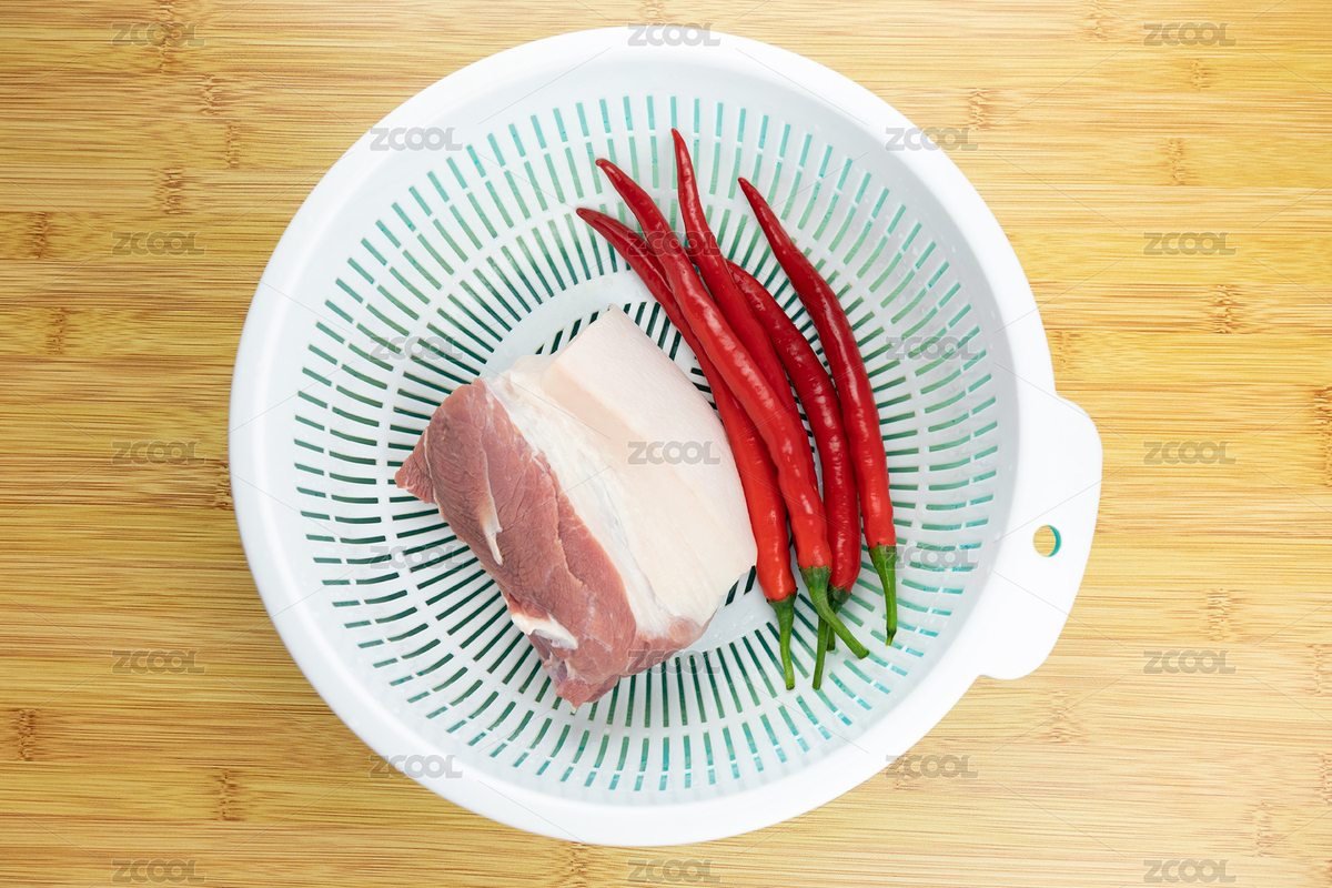 洗菜篮里的新鲜猪肉和红辣椒（主预览-8776539） - 未分类 - 站酷设计师未&来原创素材 - 站酷ZCOOL