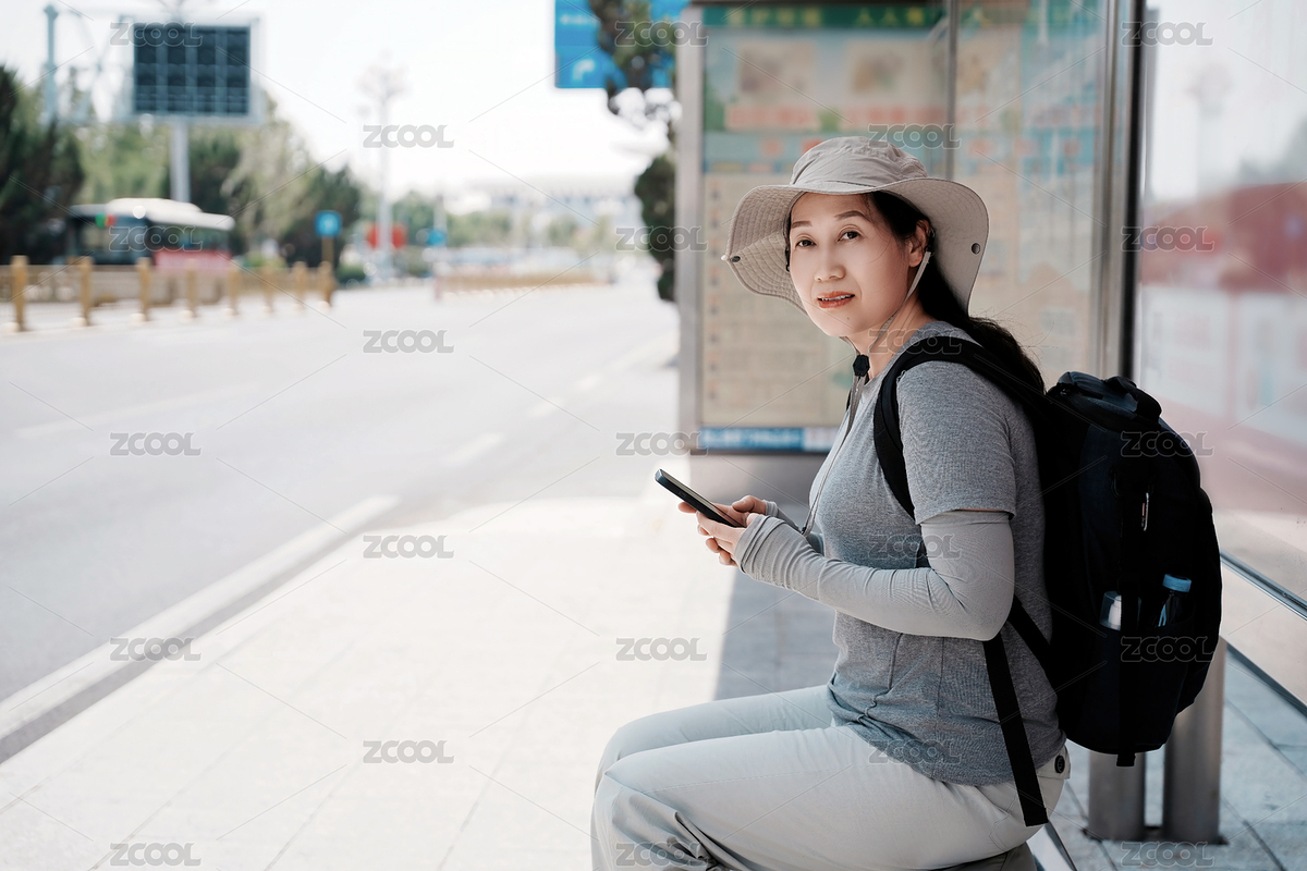 一位女士在公交車站使用手機（主預(yù)覽-10359375） - 未分類 - 站酷設(shè)計師feichangbaoquan原創(chuàng)素材 - 站酷ZCOOL