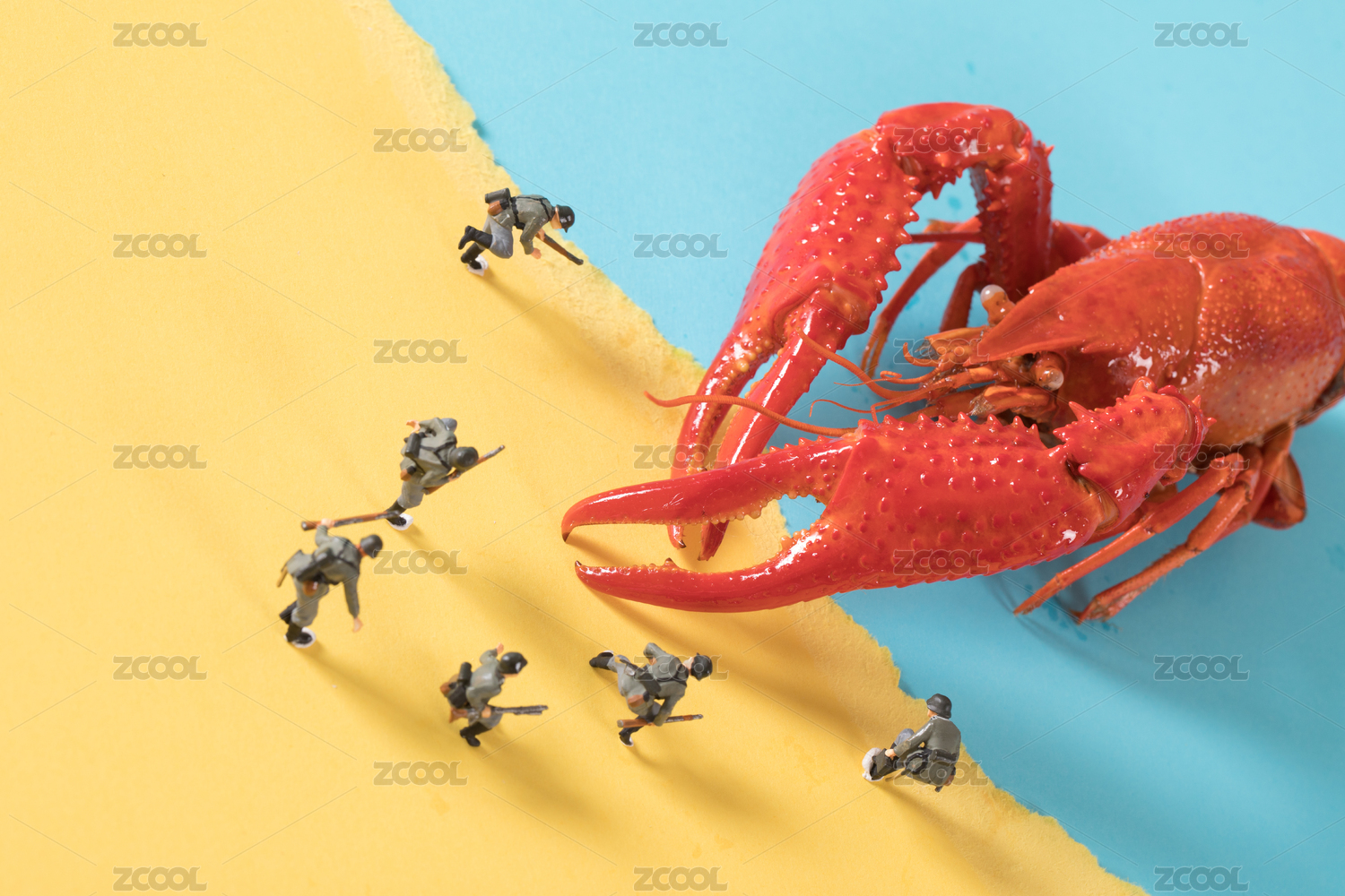 迷你小人 小龙虾 微拍小龙虾 缩微摄影小龙虾 crawfish 黄底 战斗 迷你小人和小龙虾 Crawfish Crayfish Boil Creole boil crayfish blue wooden Fresh sea food background 蓝色 黄色 缩微小人 拉锯 砍 沙滩 龙虾 模型 海鲜 鱼鲜 虾子 野生 甲壳动物