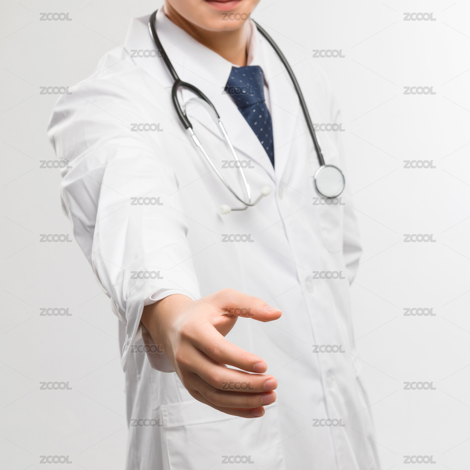 白色背景里握手的亚洲年轻男医生