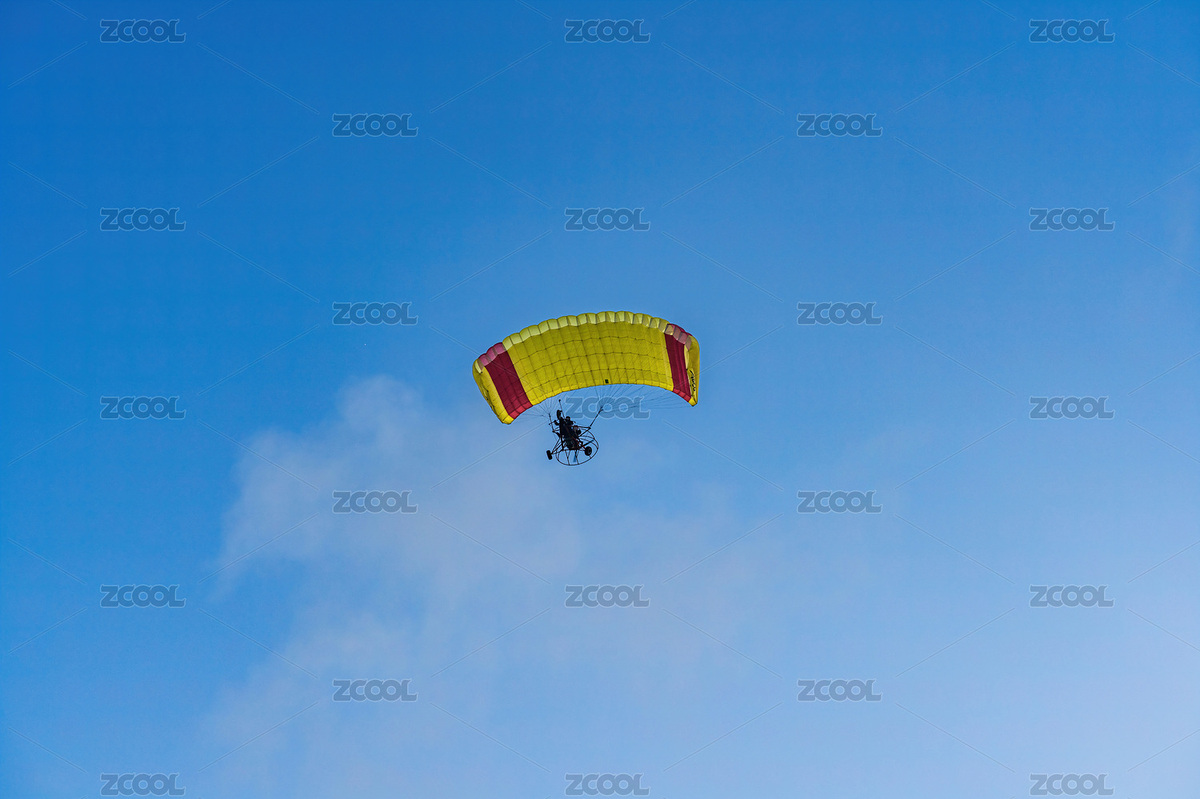 三亞藍(lán)天白云背影下的滑翔翼飛行（主預(yù)覽-7651685） - 未分類(lèi) - 站酷設(shè)計(jì)師linenyong原創(chuàng)素材 - 站酷ZCOOL