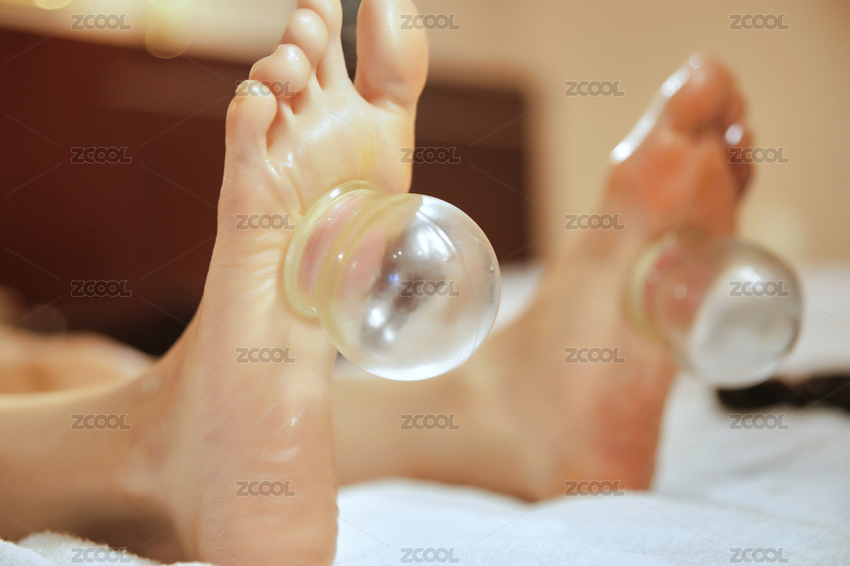 專(zhuān)業(yè)的足療技師為顧客做足底火罐（主預(yù)覽-7570463） - 未分類(lèi) - 站酷設(shè)計(jì)師藍(lán)太陽(yáng)TNT原創(chuàng)素材 - 站酷ZCOOL