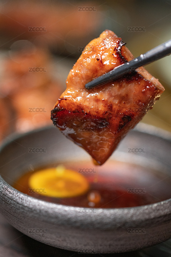筷子夾一塊烤好牛舌肉蘸醬（主預(yù)覽-473953） - 未分類 - 站酷設(shè)計(jì)師JSantse原創(chuàng)素材 - 站酷ZCOOL
