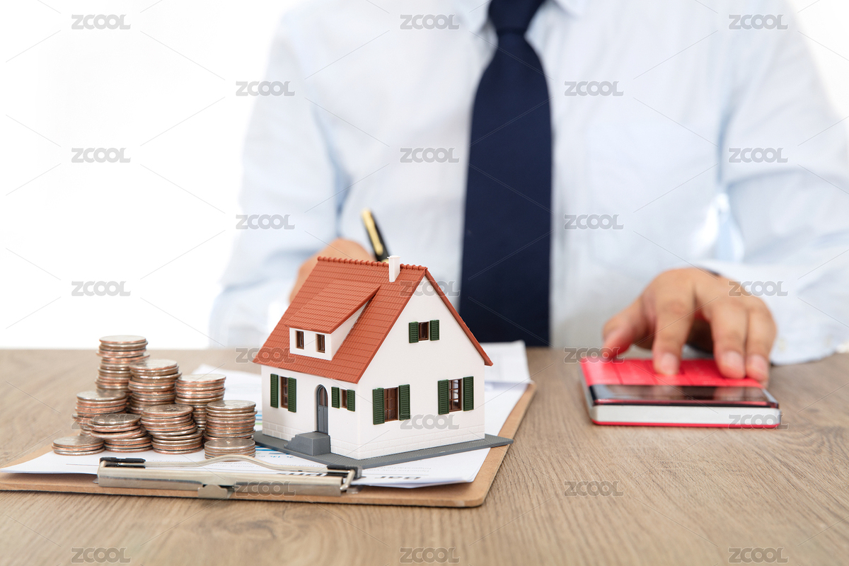 房產(chǎn)投資者正坐在桌子前使用計(jì)算器計(jì)算桌上同時(shí)還放置著小房子模型和美元硬幣（主預(yù)覽-7207578） - 未分類 - 站酷設(shè)計(jì)師小羽怪原創(chuàng)素材 - 站酷ZCOOL