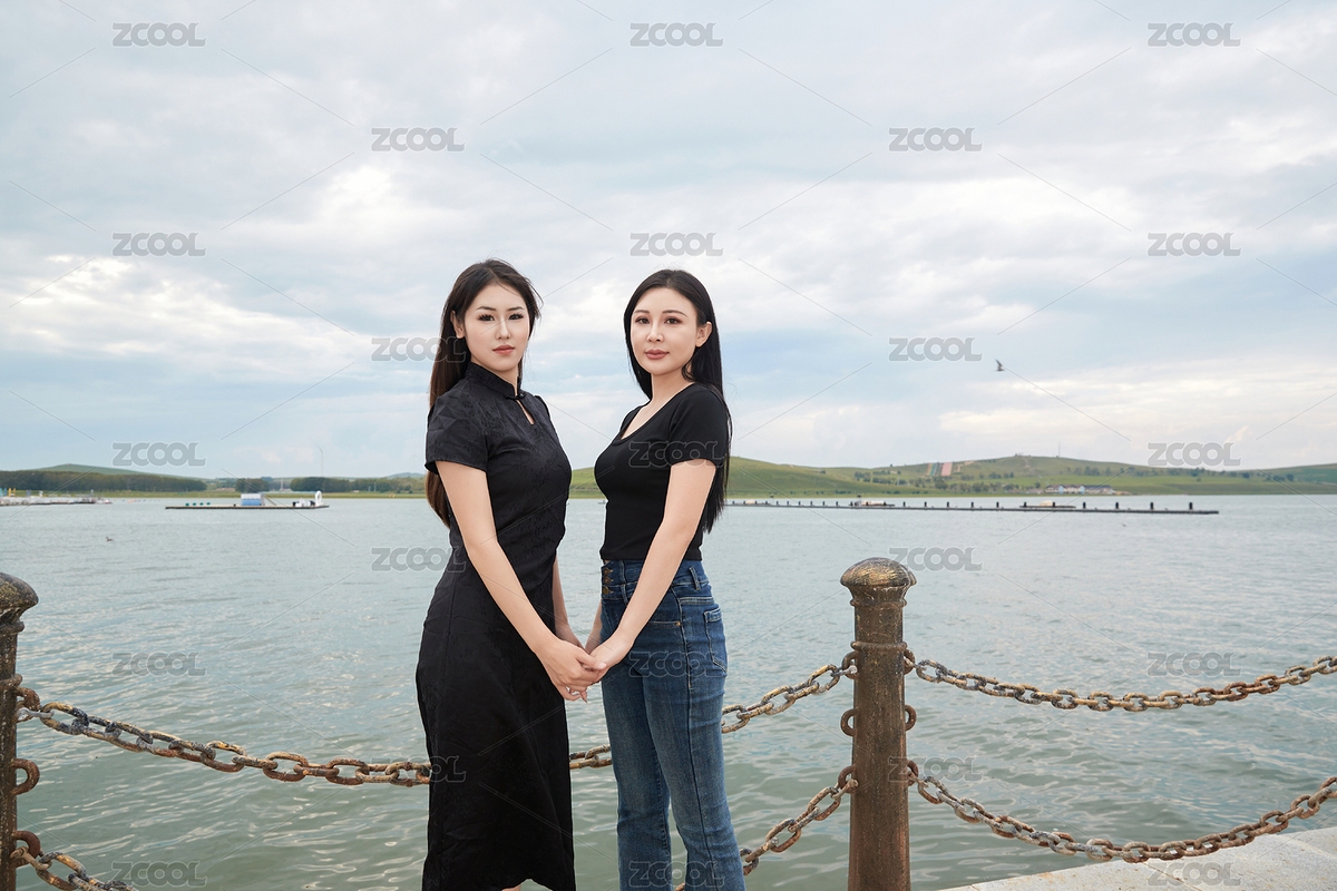 在旅游區(qū)湖邊打卡點拍照的美女閨蜜（主預覽-5884370） - 未分類 - 站酷設(shè)計師藍太陽TNT原創(chuàng)素材 - 站酷ZCOOL