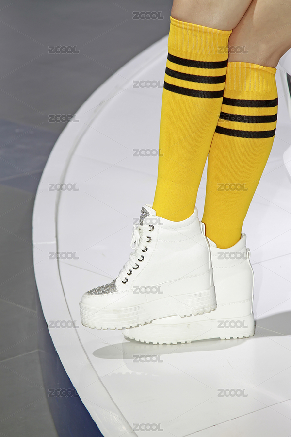 白色厚底鞋搭配黃色條紋襪（主預(yù)覽-12385438） - 未分類 - 站酷設(shè)計(jì)師liujunrong原創(chuàng)素材 - 站酷ZCOOL