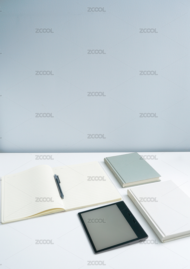 書和打開的筆記本以及電子書放在白色桌面（主預(yù)覽-8224780） - 未分類 - 站酷設(shè)計(jì)師calvin99原創(chuàng)素材 - 站酷ZCOOL