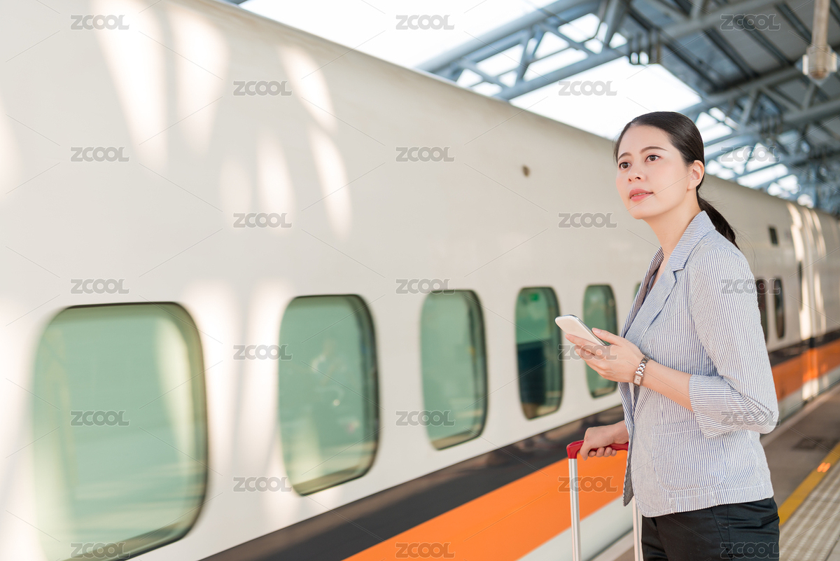 亞裔女商人等待她的列車(chē)到站，并停止對(duì)她的運(yùn)輸準(zhǔn)備開(kāi)始她的旅程得到。（主預(yù)覽-8104506） - 未分類(lèi) - 站酷設(shè)計(jì)師PRImageFactory原創(chuàng)素材 - 站酷ZCOOL