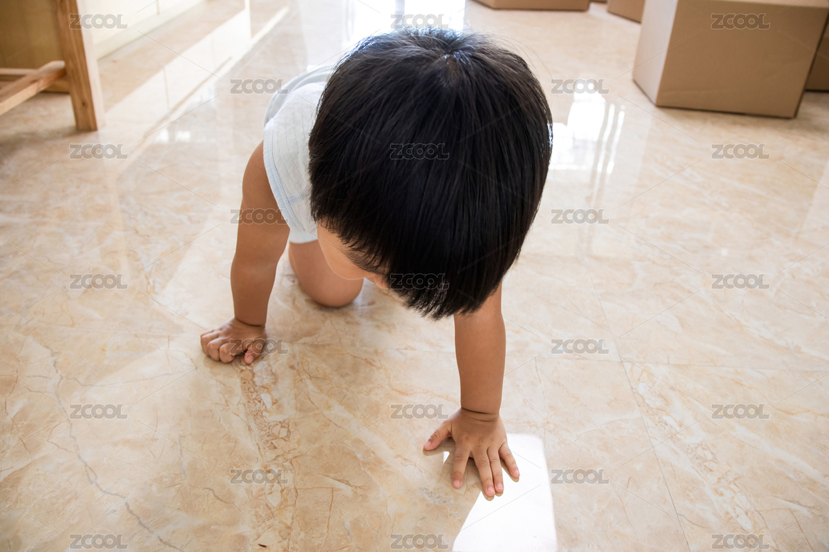 一個(gè)中國(guó)小女孩在家里爬行（主預(yù)覽-12688468） - 未分類 - 站酷設(shè)計(jì)師Z34238275原創(chuàng)素材 - 站酷ZCOOL