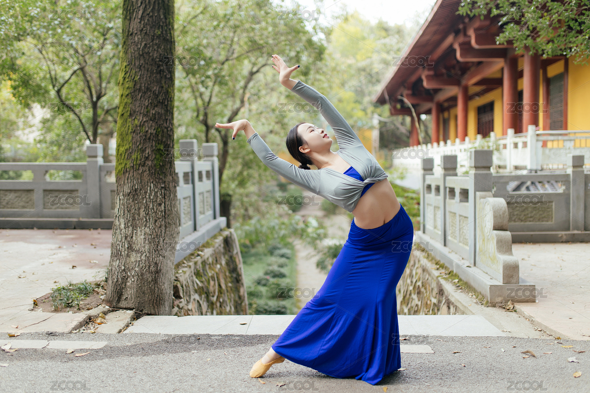 中國(guó)美女在戶(hù)外古建筑前跳中國(guó)舞（主預(yù)覽-3188616） - 未分類(lèi) - 站酷設(shè)計(jì)師商業(yè)配圖原創(chuàng)素材 - 站酷ZCOOL
