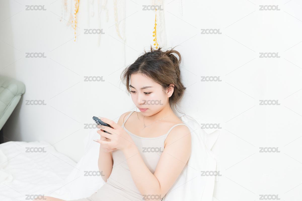 年輕女孩看手機(jī)（主預(yù)覽-5989174） - 未分類 - 站酷設(shè)計(jì)師錢永澤原創(chuàng)素材 - 站酷ZCOOL