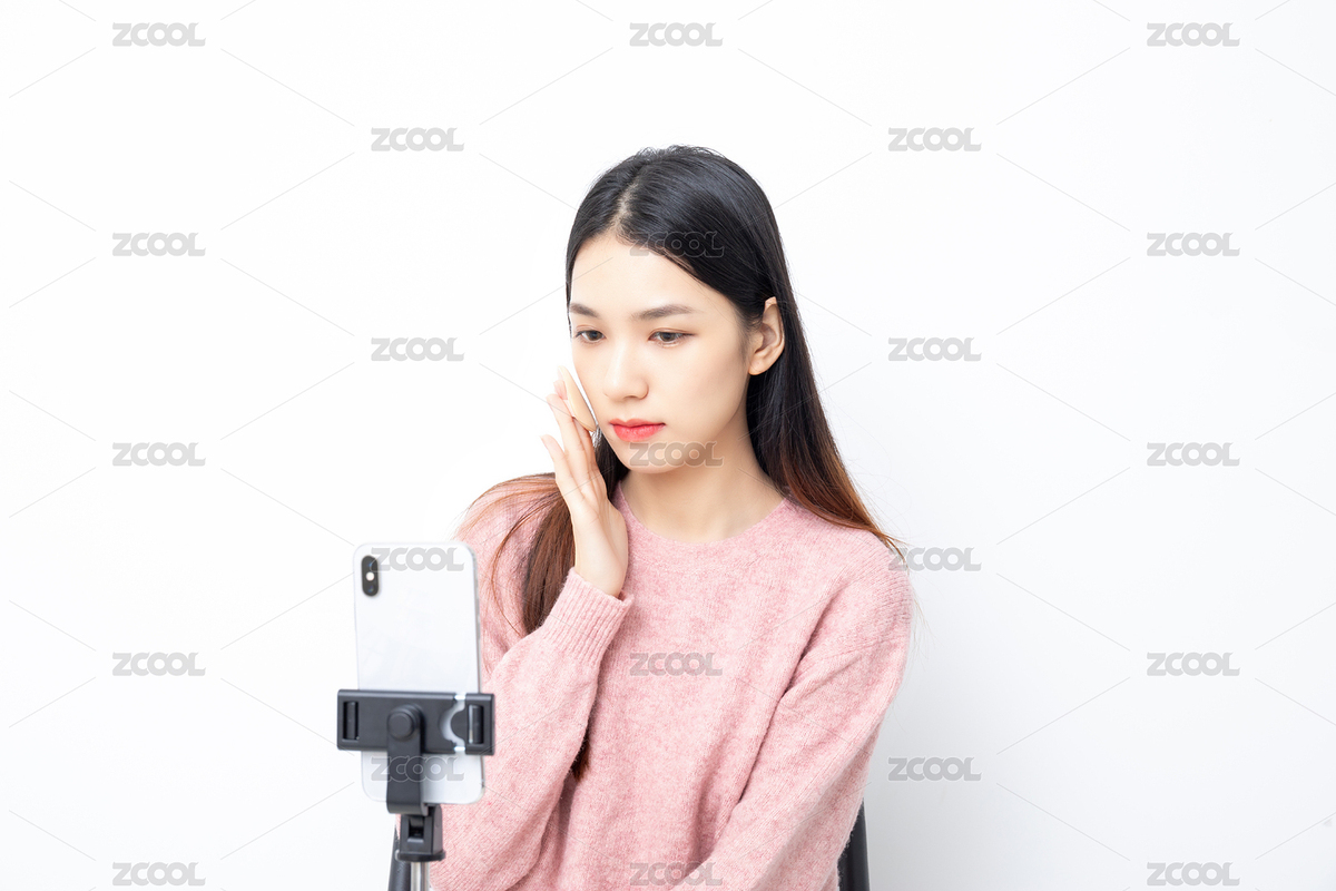 一名在手機鏡頭前直播化妝的女主播（主預(yù)覽-8679992） - 未分類 - 站酷設(shè)計師meimeier原創(chuàng)素材 - 站酷ZCOOL