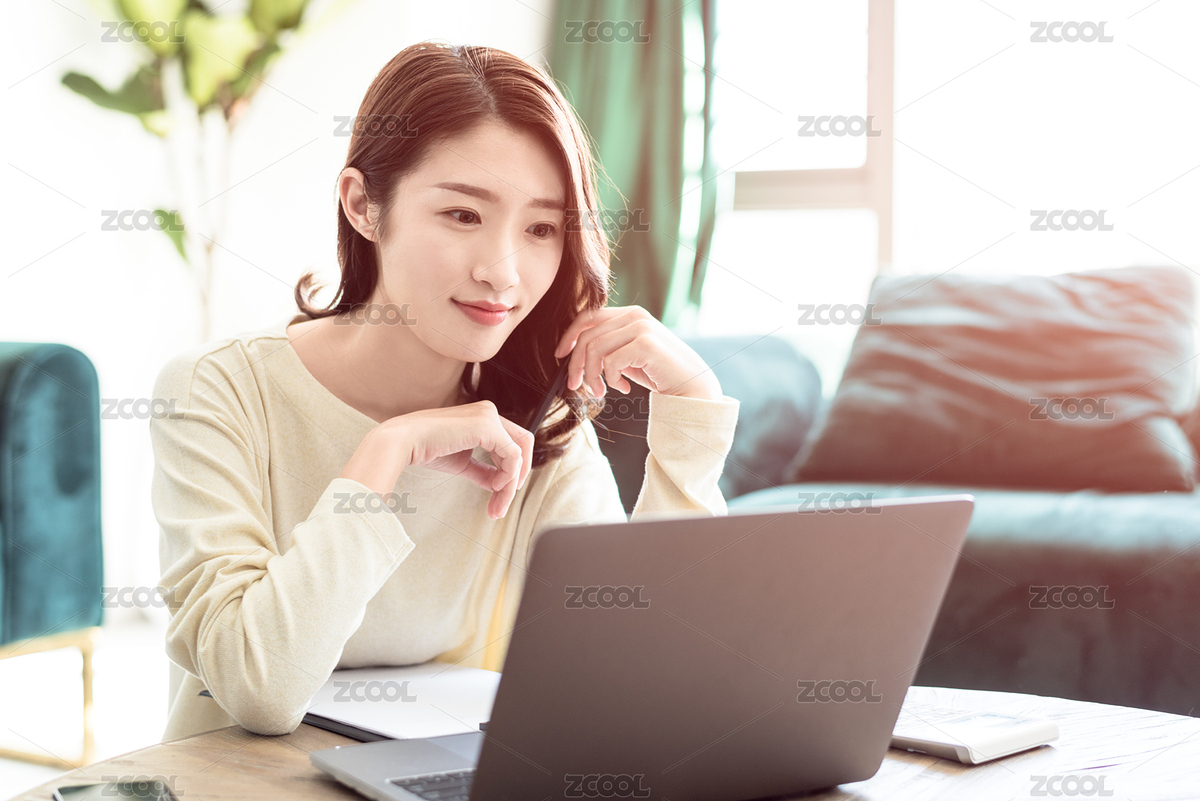 年輕女性居家辦公/遠(yuǎn)程教育學(xué)習(xí)（主預(yù)覽-4541467） - 未分類 - 站酷設(shè)計(jì)師f11photo原創(chuàng)素材 - 站酷ZCOOL
